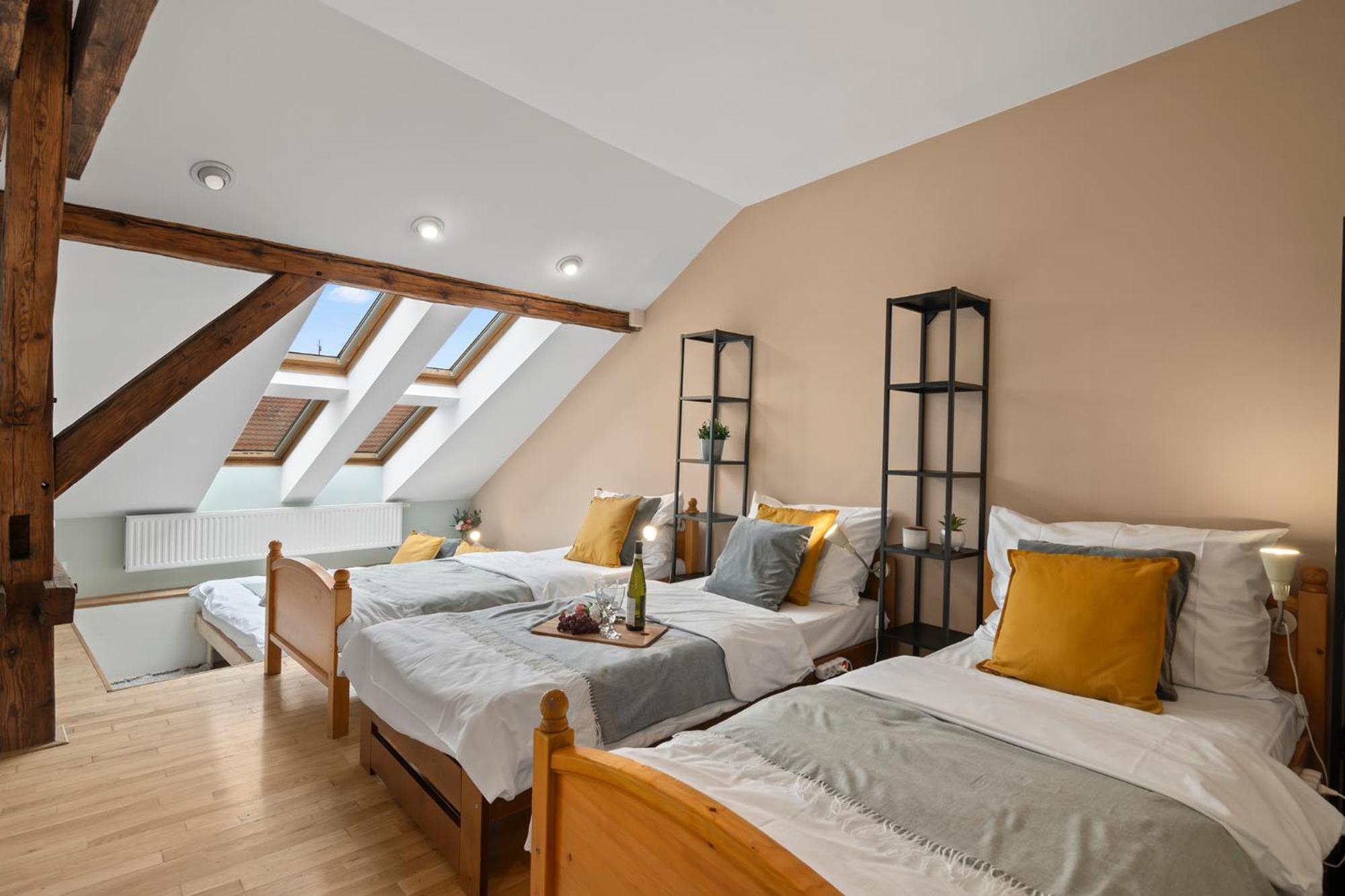 Vintage Apts In Heart Of By Michal&friends Daire